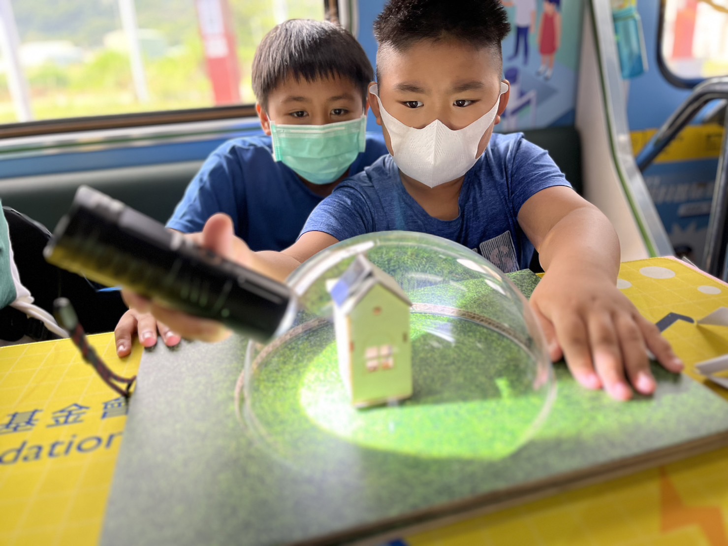 z6.com參與基礎科學主題車廂，以STEAM教學精神，設計「逐日科學家」、「太陽能工程師」以及「淨零建築師」三大能源科普課程和實驗